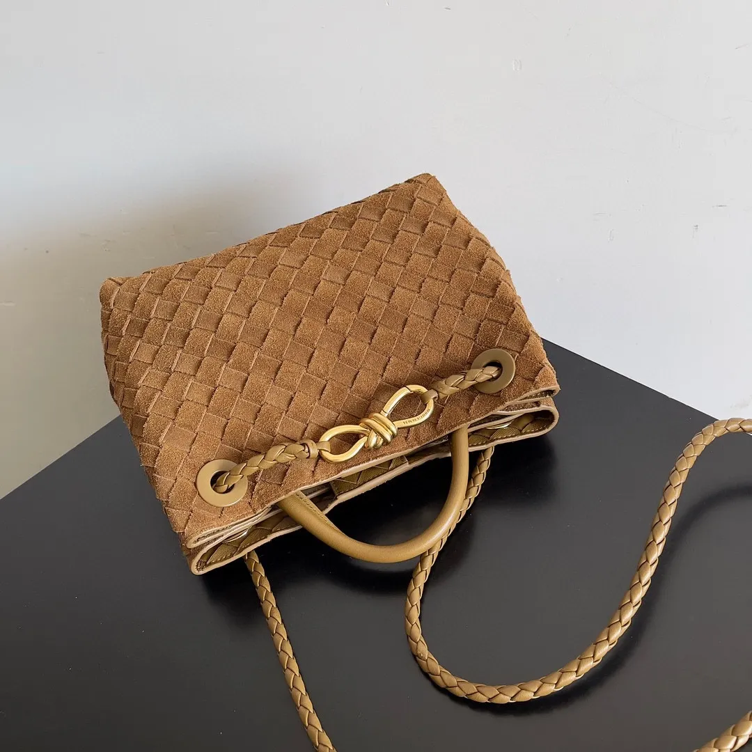 The 2023 new Andiamo batch of 1960 BV has been shipped‼ ️Really popular🔥The new Andiamo woven handbag launched by Bottega Veneta this season is really popular all over the world! ! Celebrities at home and abroad have worn it, and Oscar-winning actress Michelle Yeoh has taken it out on the street. Song Jia, Trai Yara, Yu Feihong, Sanji Ayaka, Rosie Hunting-Whiteley, Yoshioka Riho, etc. have all picked up this bag. It is classic and versatile, showing off its temperament, and the bag capacity is also large, which is very convenient for daily commuting! ! A variety of carrying methods, the shoulder straps can be adjusted by yourself, the original lambskin feels soft and delicate, and the neutral style is made to break gender boundaries and bring a more practical and longer-lasting use experience. Andiamo, which has both elegant and casual styles, perfectly interprets the true appearance of "fashionable old money style". Style number: 743568 (suede) Size: 25*22*10.5cm